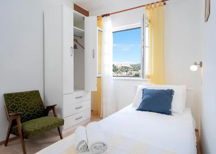 Rinada - Zf Hvar * フヴァル