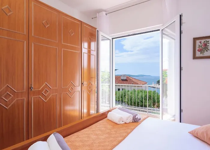 Rinada - Zf Hvar * フヴァル